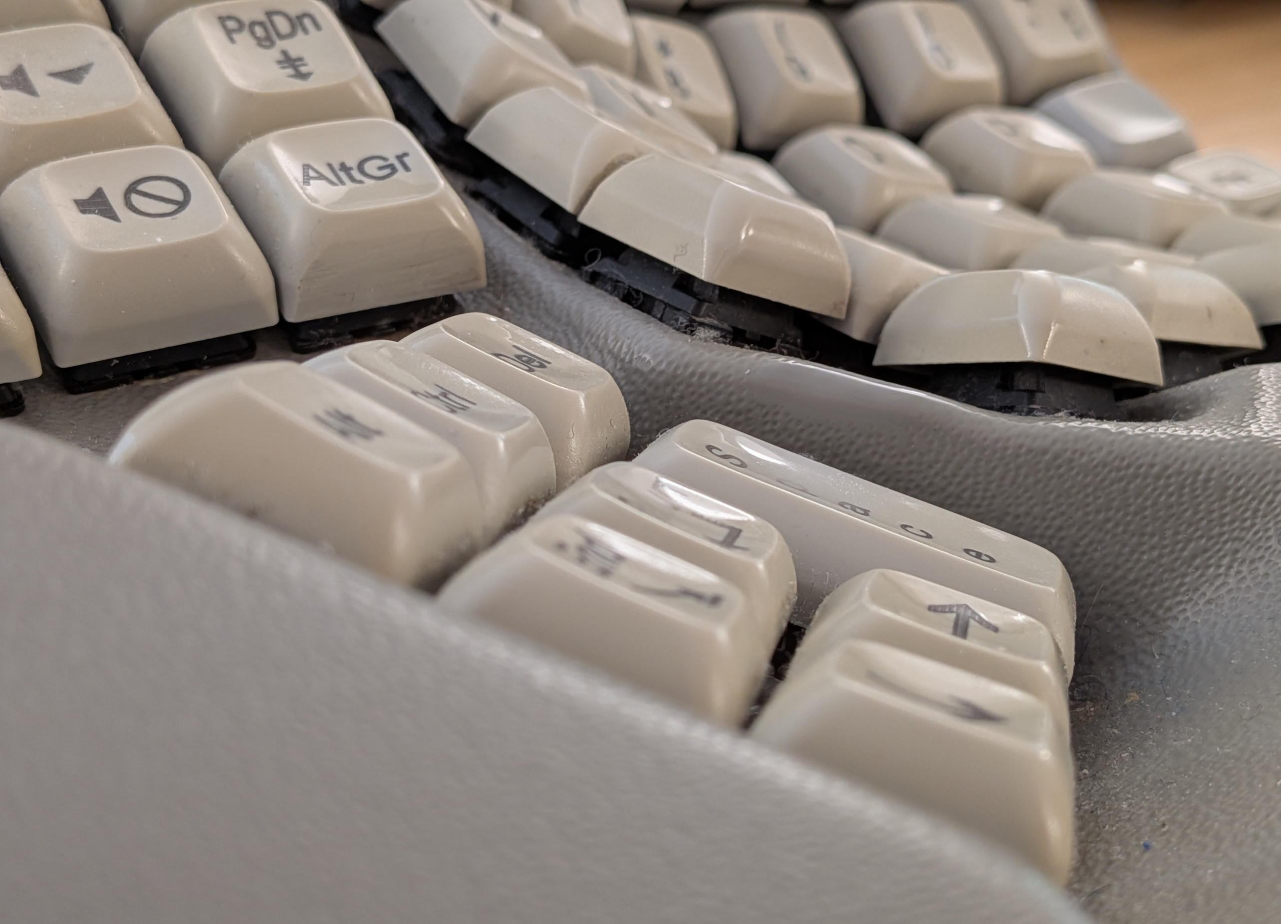 Maltron side view of thumb pad